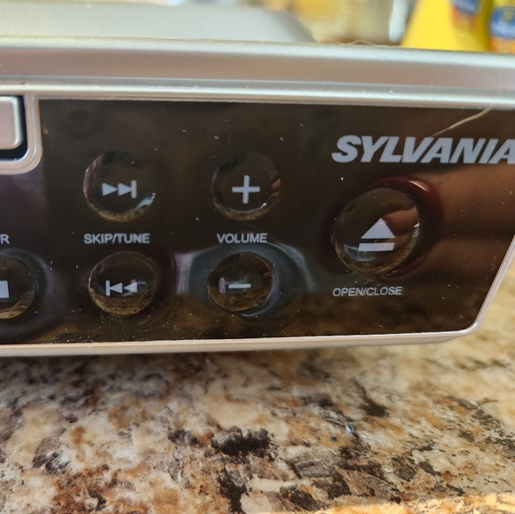 Sylvania Under Counter BLUETOOTH CD Player FM Radio (SKCR2713) **TESTED* - Picture 4 of 8